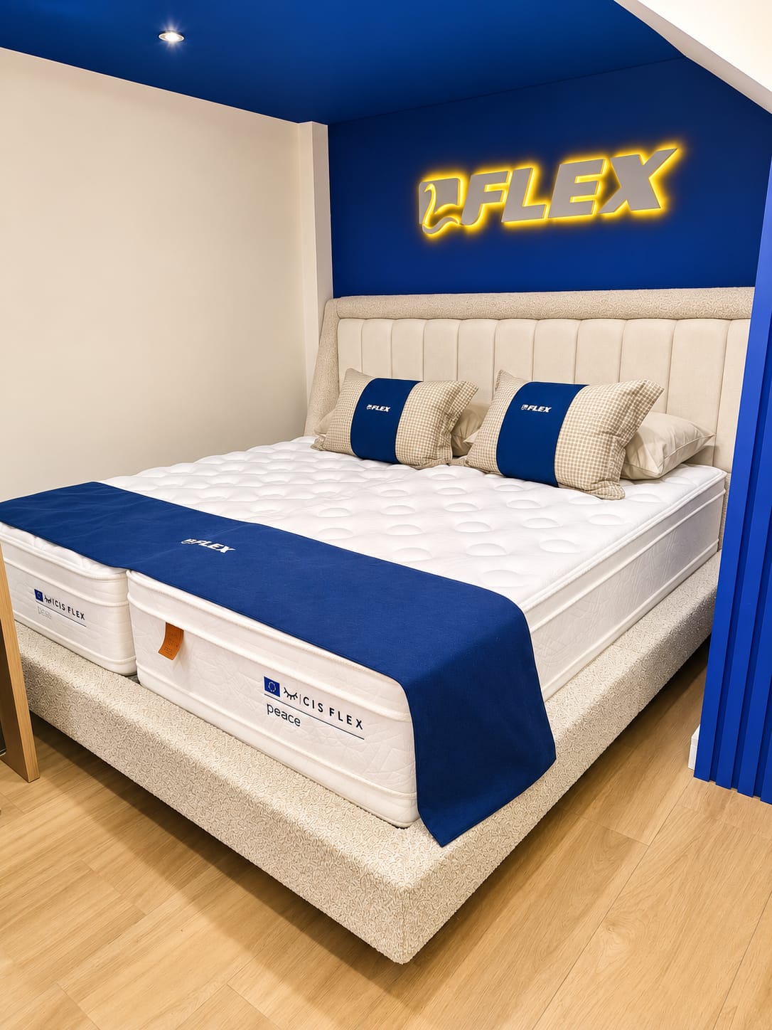 Cama com colchão CIS Flex Peace e painel Flex iluminado